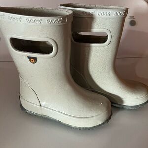 Size 8 toddler bogs